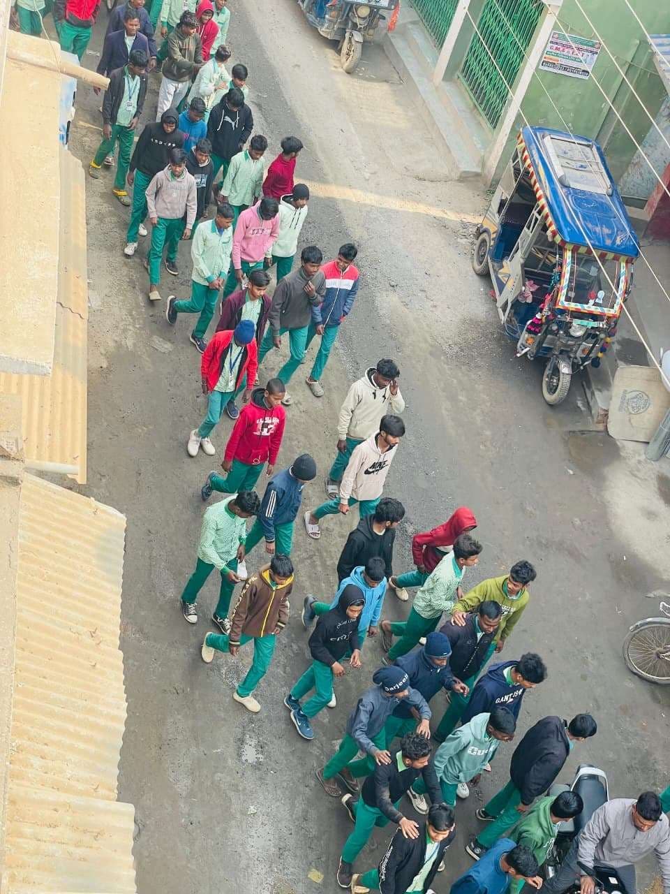 शिक्षा के माहौल को बचाने की मांग, छात्रों ने निकाली रैली