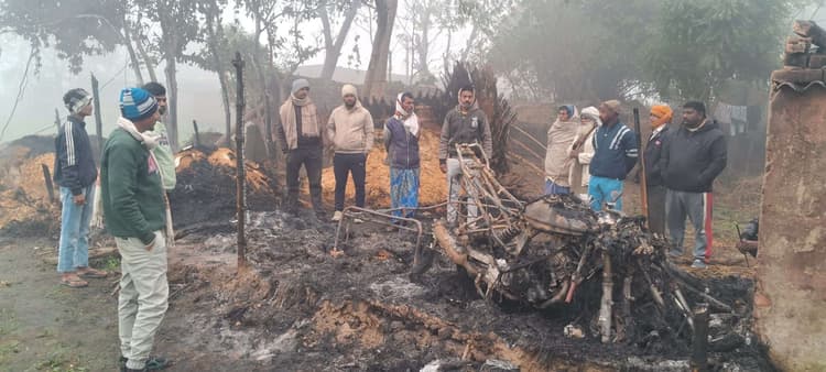 चौमुखा बगहीबारी में अगलगी में तीन झोंपड़ियां जलकर राख