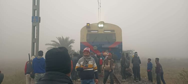 उदवंंतनगर हाॅल्ट के समीप ट्रैक्टर पैसेंजर ट्रेन से टकराया