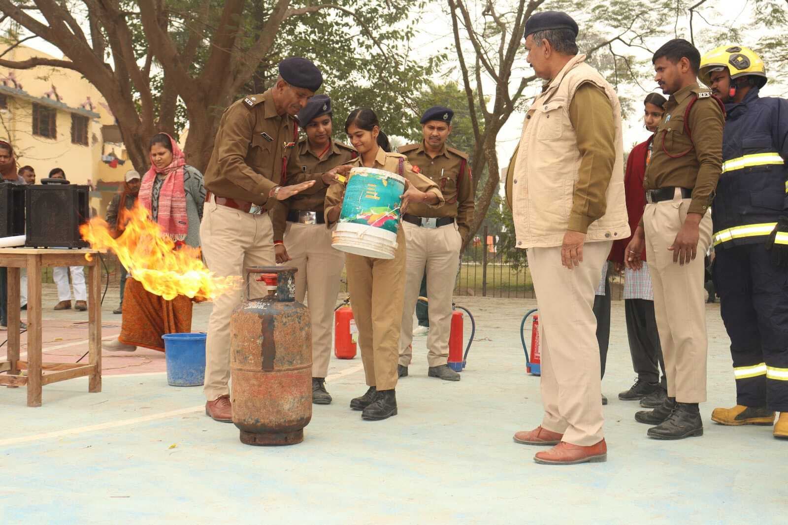 Samastipur : मॉक ड्रिल कर बताया आग बुझाने का तरीका