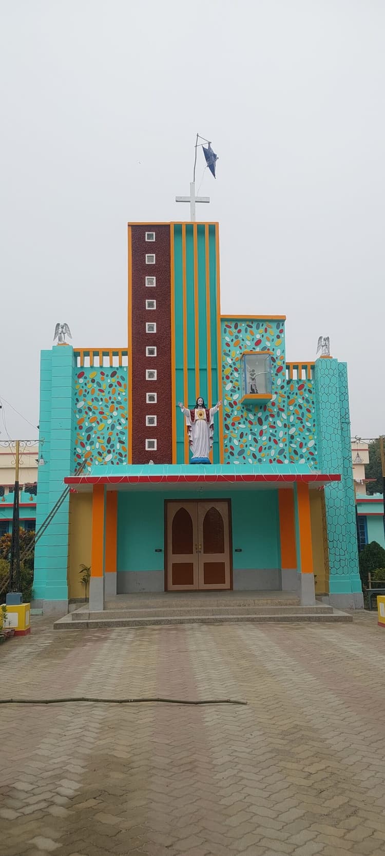 क्रिसमस को लेकर बेथल मिशन व कैथोलिक चर्च की हुई साज-सज्जा