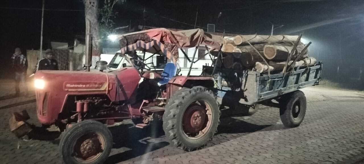 वन विभाग की टीम ने 23 बोटा सखुआ लकड़ी लदा ट्रैक्टर किया जब्त