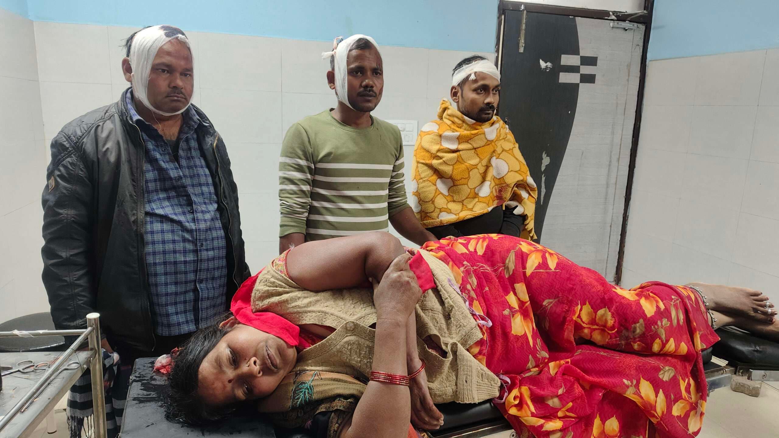 खेत जोतने के विवाद में दंपती समेत चार लोगो को पीटा