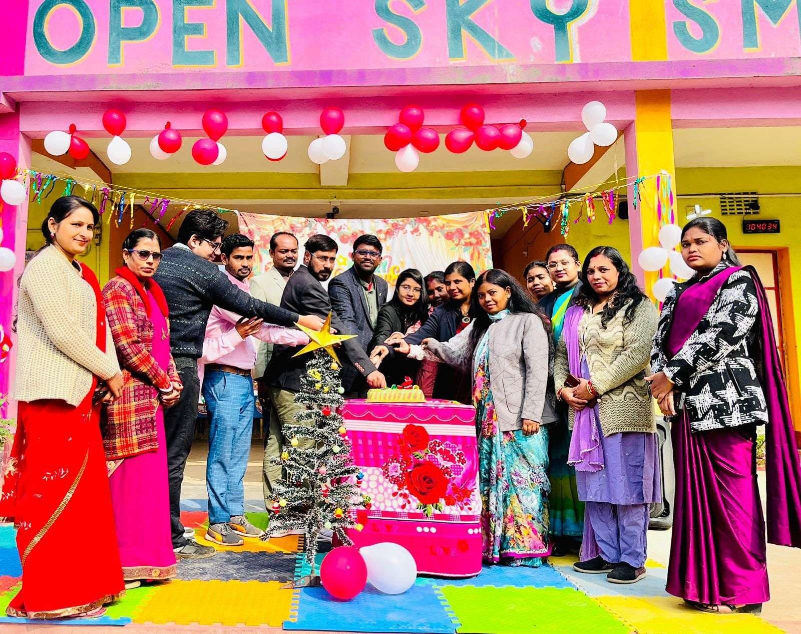 बच्चों ने क्रिसमस पर नृत्य, नाटक व गायन किया प्रस्तुत