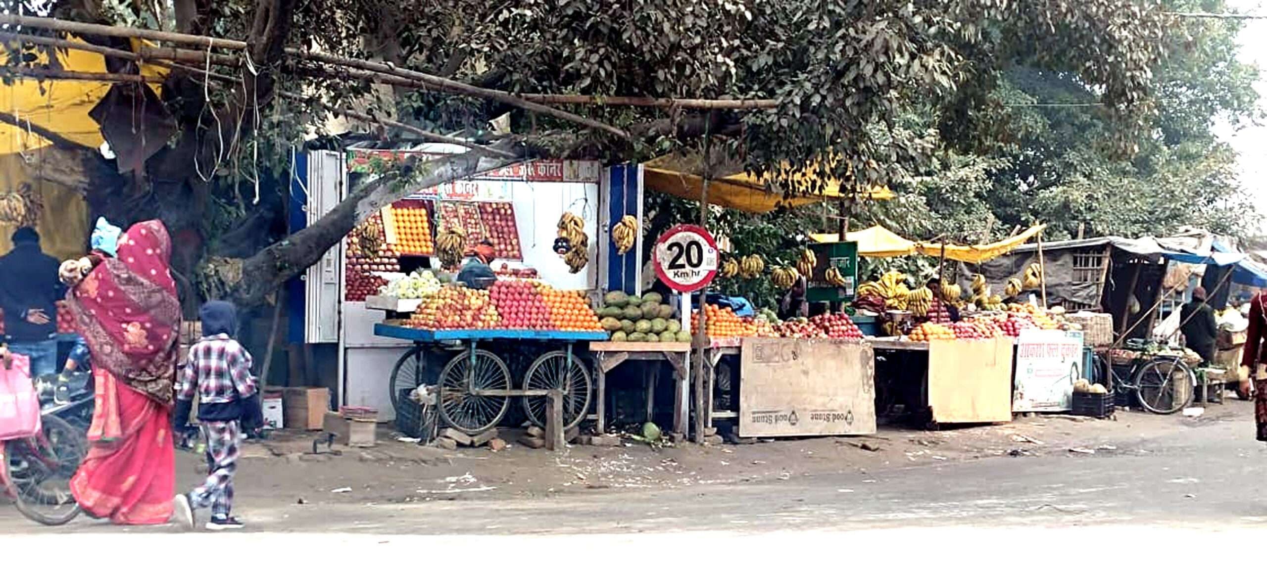 बरौली शहर में फिर से सजा दी गयीं सड़कों पर दुकानें, शहर में लगने लगा जाम, लोगों का गुजरना हुआ मुश्किल