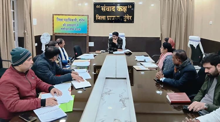यूरिया की कालाबाजारी के खिलाफ करें सख्त कार्रवाई : डीएम