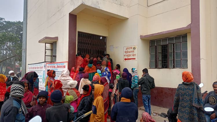 आधार सेंटर है नीचे, पहली मंजिल की शौचालय की दीवार पर लगा है रेट चार्ट