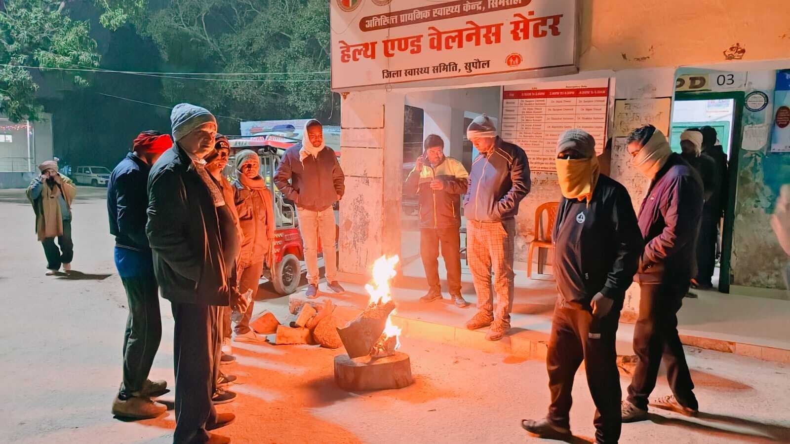 अंचल प्रशासन ने सार्वजनिक स्थानों पर की अलाव की व्यवस्था, लोगों को ठंड से मिल रही राहत