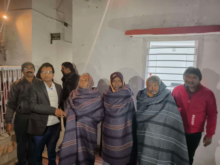 एसडीएम ने जरूरतमंदों के बीच बांटे कंबल