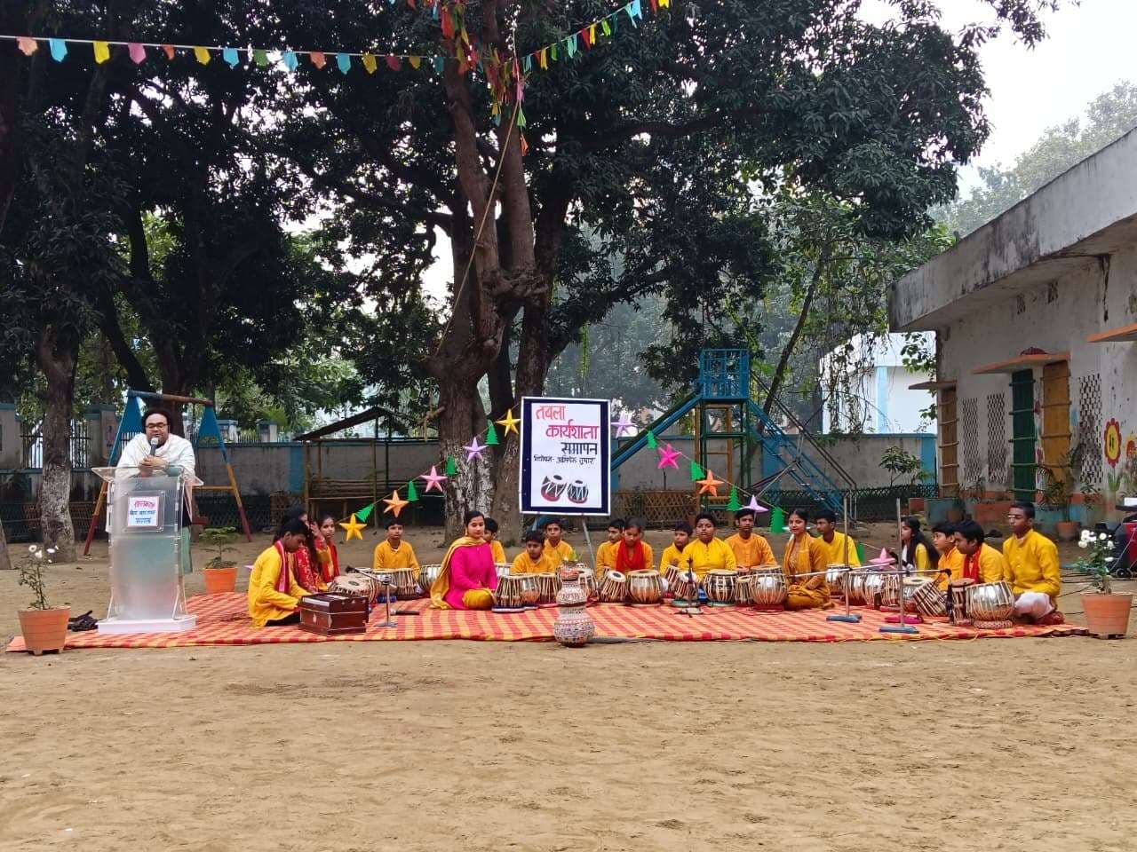 कार्यशाला के दौरान बच्चों को तबला वादन का दिया गया विस्तृत प्रशिक्षण