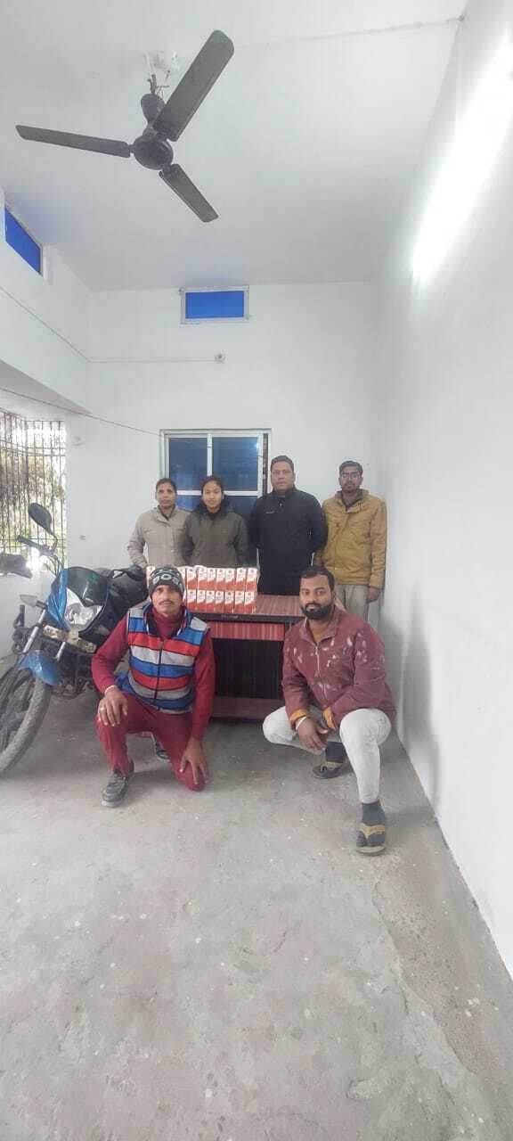 विदेशी शराब के साथ दो तस्कर किये गये गिरफ्तार, बाइक जब्त