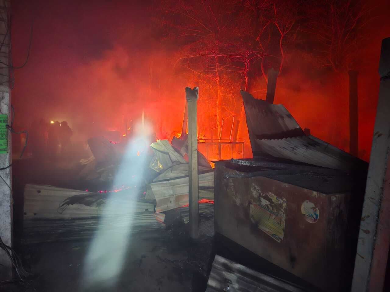 कोसी तटबंध के 57.20 पर लगी आग, एक दर्जन से अधिक दुकान व घर जले