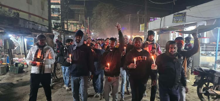 बांग्लादेश में हिंसा के विरोध में वीएचपी व बजरंग दल ने किया प्रदर्शन