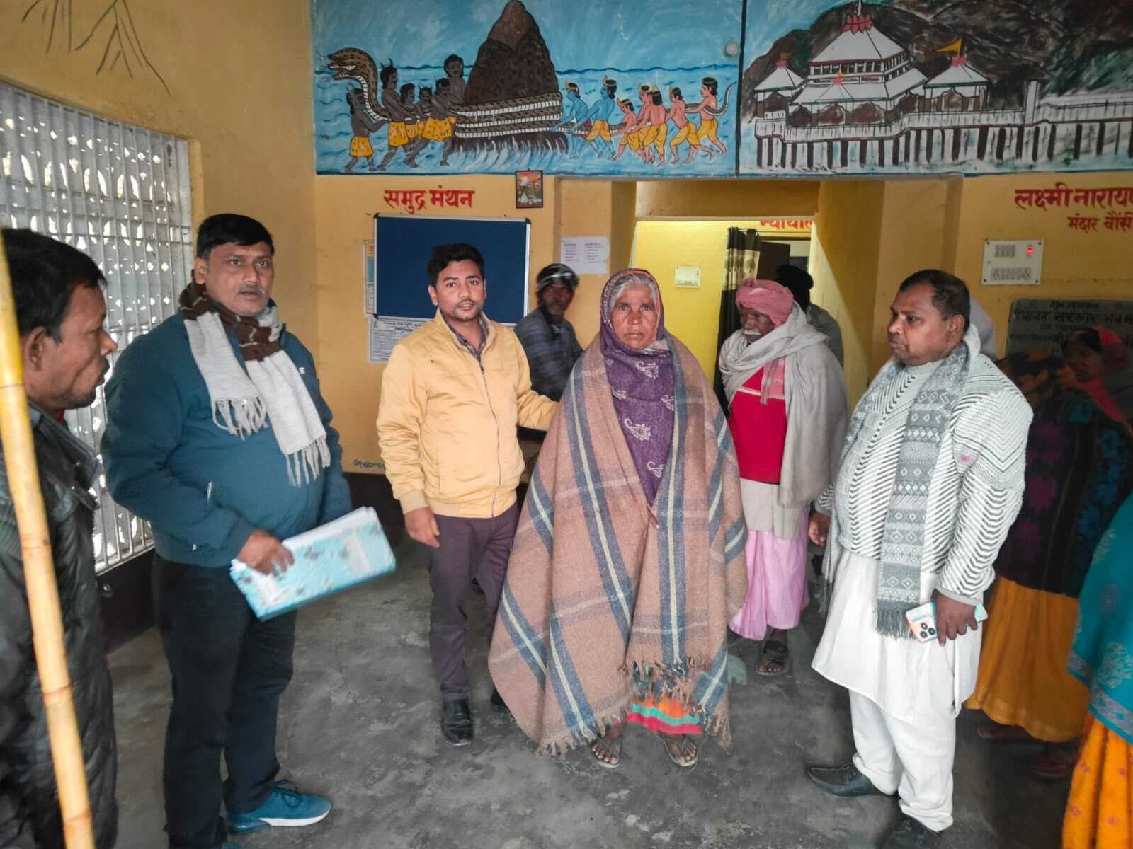 बीडीओ ने गरीब व असहाय लोगों के बीच किया कंबल का वितरण