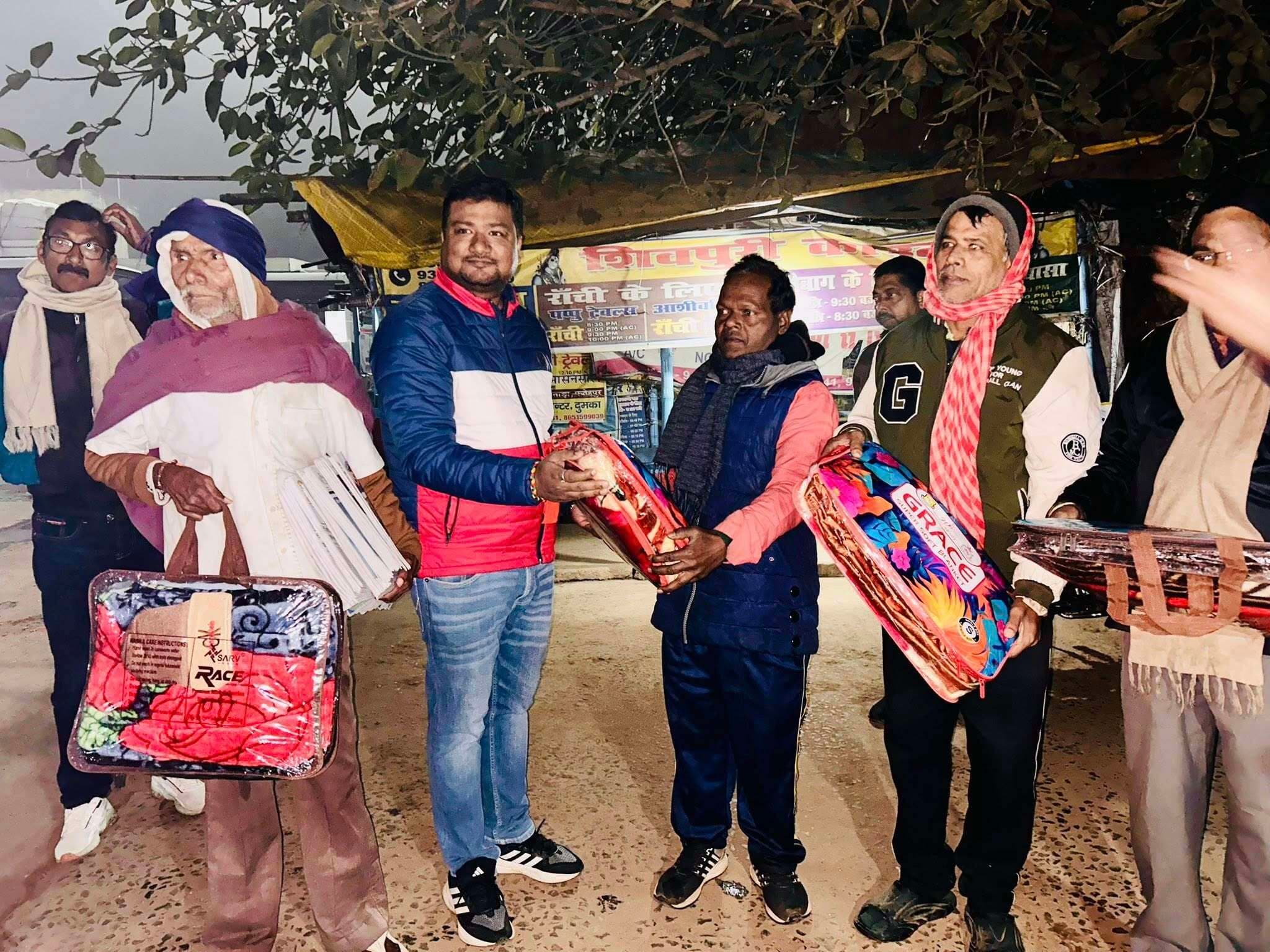 कड़ाके की ठंड में हॉकर्स के बीच समाजसेवी ने बांटे कंबल व टोपी