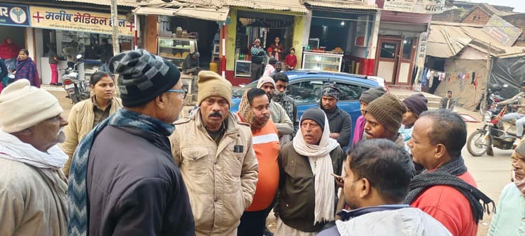 विद्यालय के पास यात्री शेड बनवा रहा था नगर प्रशासन, एचएम ने रुकवाया