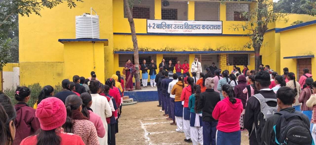 चेतना सत्र में विभिन्न गतिविधियों में शामिल  हुईं छात्राएं