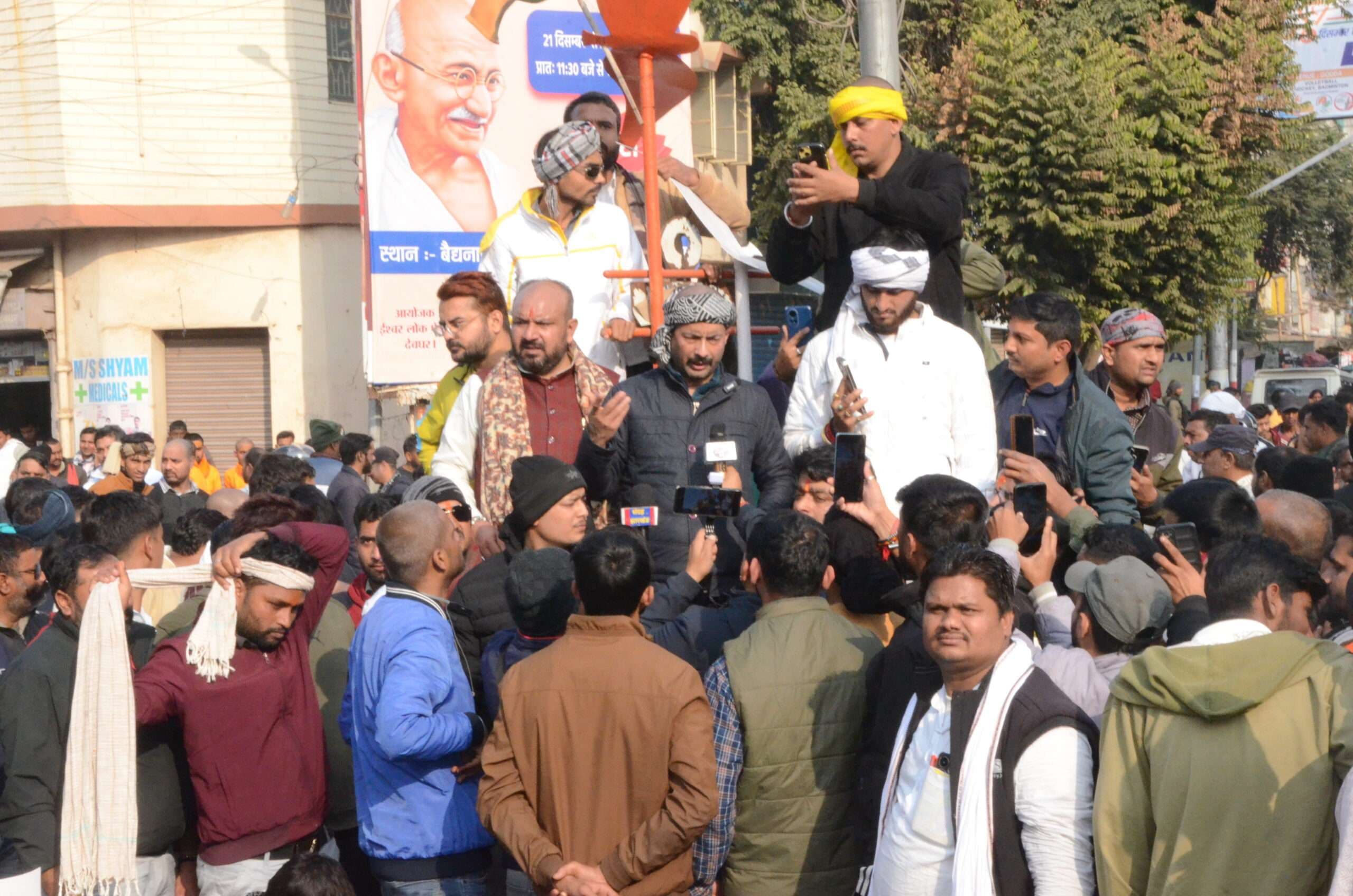 Deoghar News : आलोक के परिजनों का देवघर में जोरदार प्रदर्शन, रांची तक आंदोलन की चेतावनी