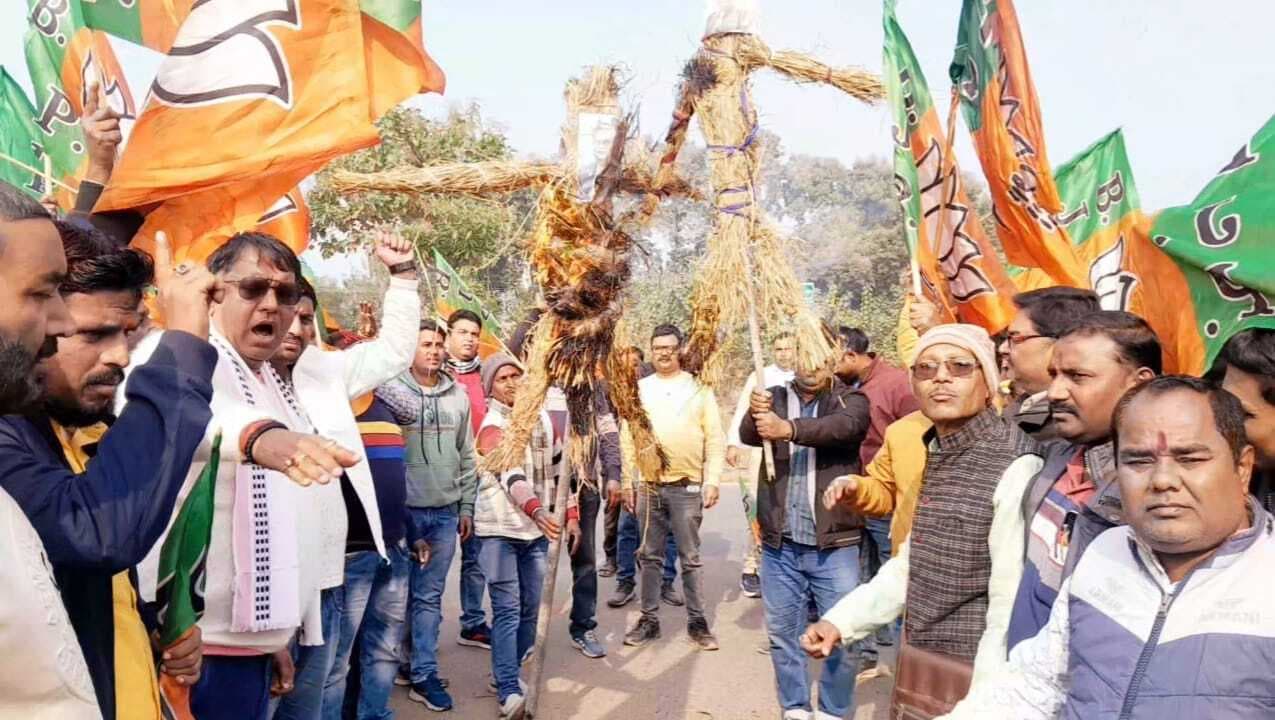 बांग्लादेश में हिंदू अल्पसंख्यकों के खिलाफ हिंसा के विरोध में किया प्रदर्शन