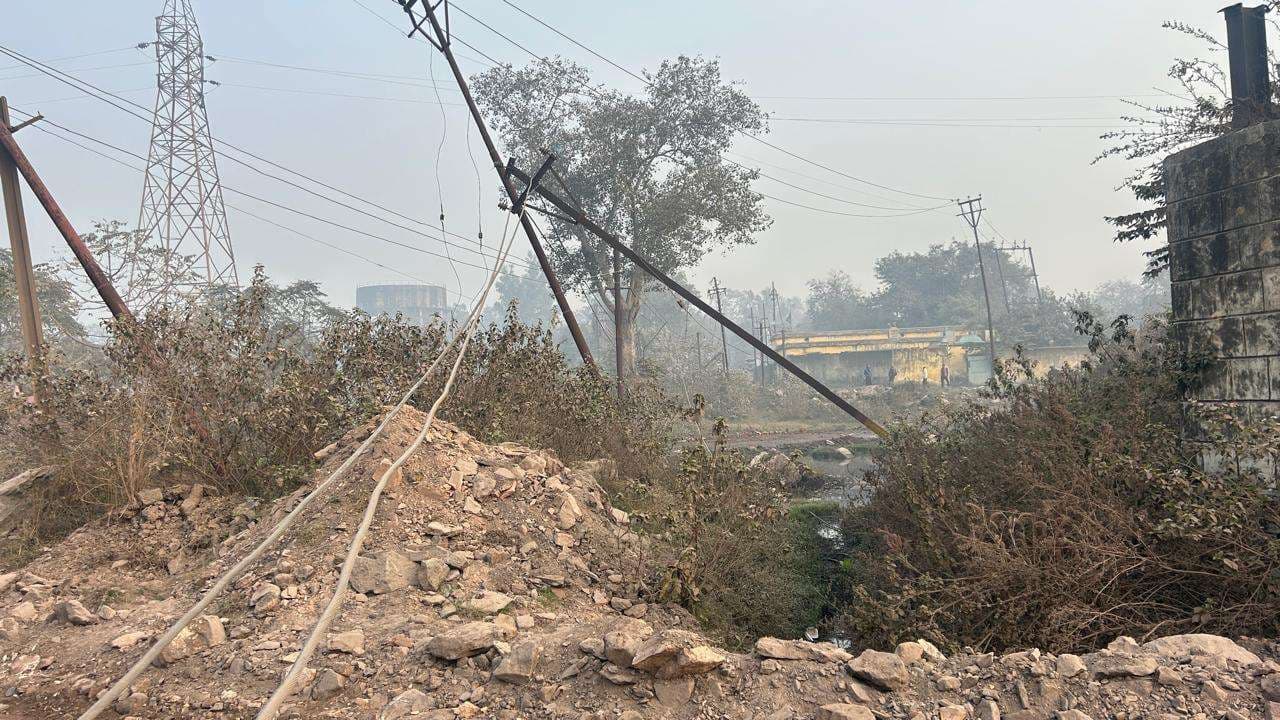 Dhanbad News : आउटसोर्सिंग के वाहन से टूटे पोल व तार, 35 हजार आबादी को नहीं मिला बिजली-पानी