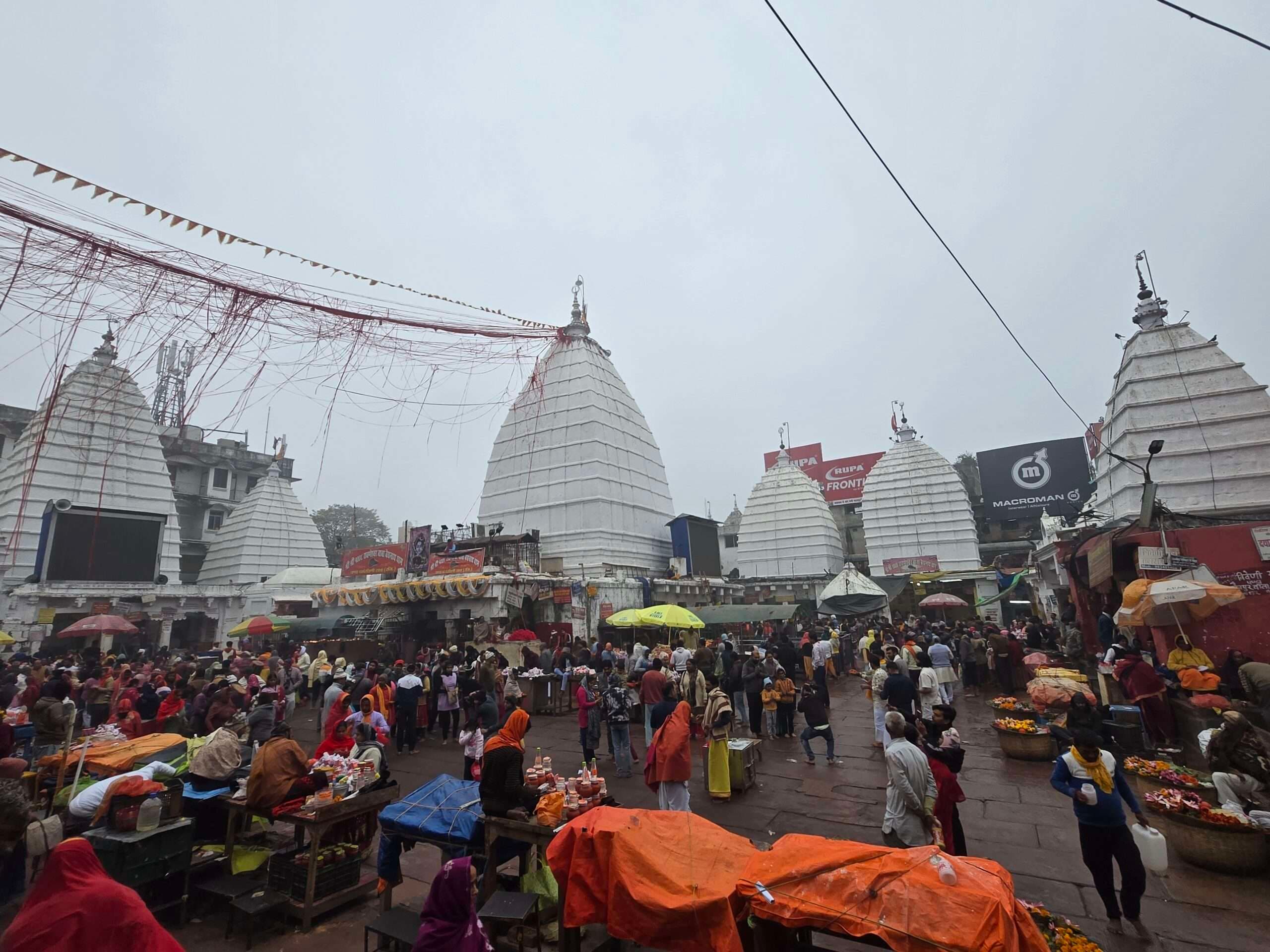 Deoghar News : बाबा दरबार में 30 हजार श्रद्धालुओं ने किया जलार्पण