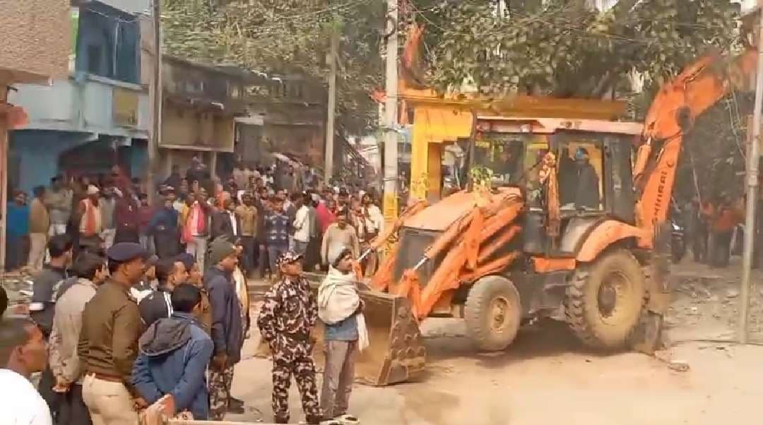 खेसर हाट परिसर में चला प्रशासन का बुलडोजर, हटाया अतिक्रमण