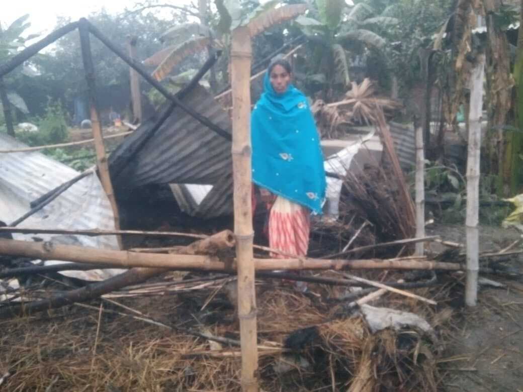 सोमवार की देर रात झोंपड़ीनुमा घर में लगी आग, हजारों की संपत्ति हुई राख