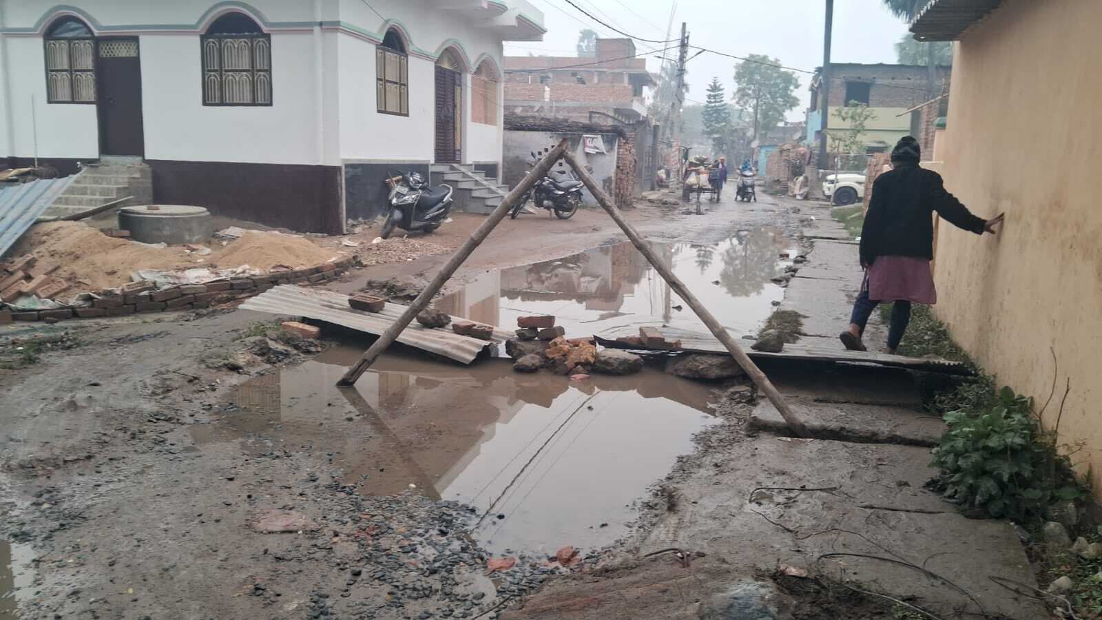 ग्रामीणों ने बांस-बल्लों से घेरा जर्जर सड़क को