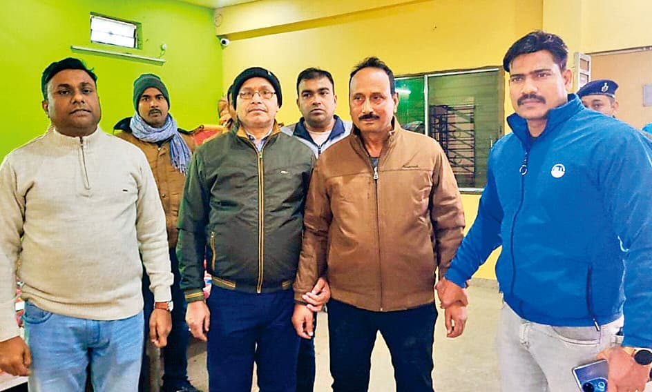 Siwan News : सिसवन थाने का दारोगा 40 हजार रुपये रिश्वत लेते गिरफ्तार