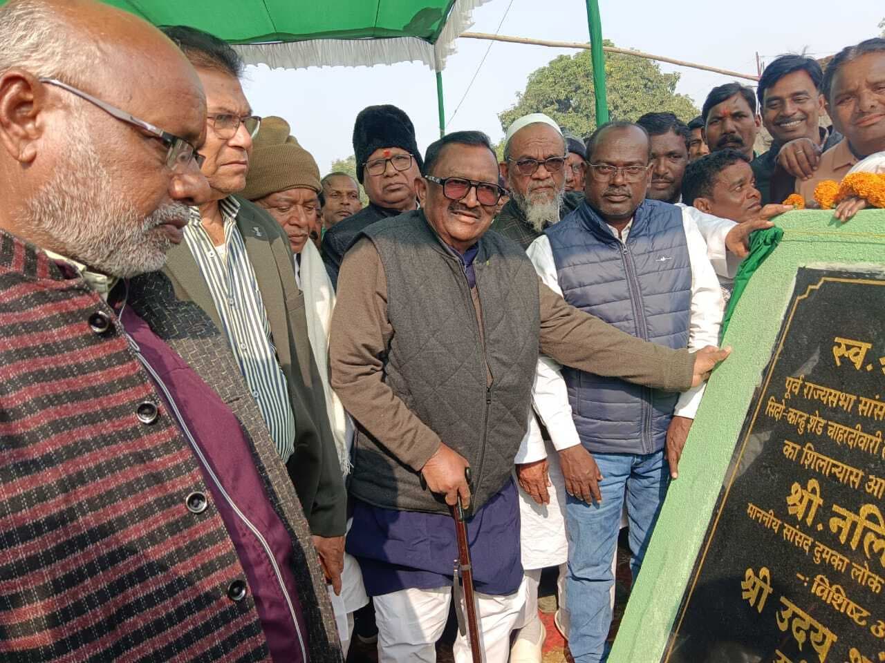 दुमका सांसद ने बगदाहा में ऐतिहासिक स्थल के जीर्णोद्धार की रखी आधारशिला