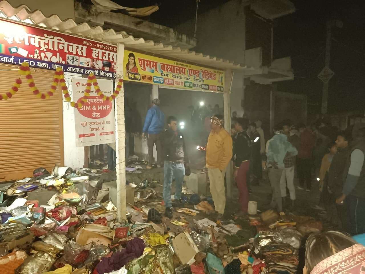 शाॅर्ट सर्किट से कपड़े की दुकान में लगी आग