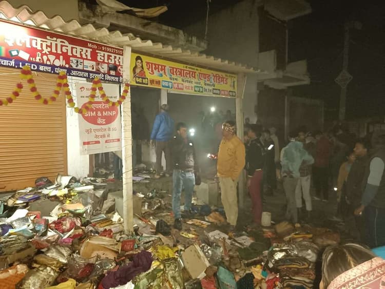 शाॅर्ट सर्किट से कपड़े की दुकान में लगी आग