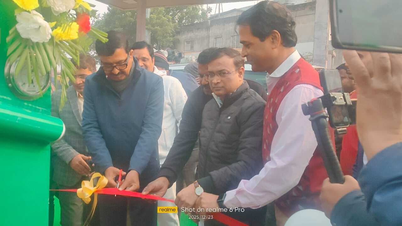 फीता काटकर डीएम ने किया सीएनजी स्टेशन का उद्घाटन