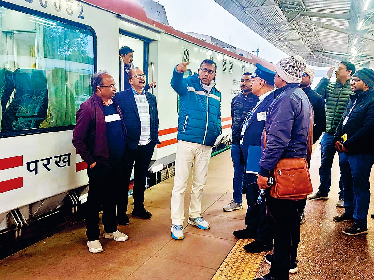 Siwan News : कोहरे से ट्रेन सेवाएं अस्त-व्यस्त, 16 घंटे लेट चल रही है नयी दिल्ली-बरौनी क्लोन स्पेशल