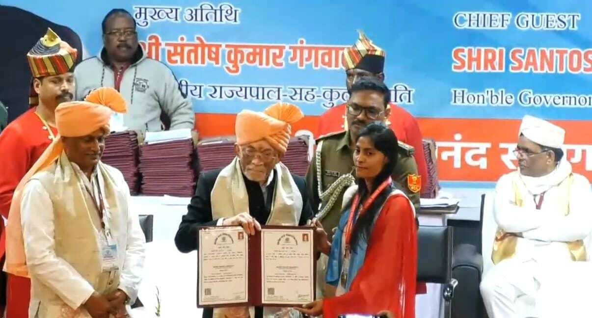 Giridih News: हजारीबाग में आयोजित दीक्षांत समारोह में बगोदर की बेटी को मिला गोल्ड मेडल