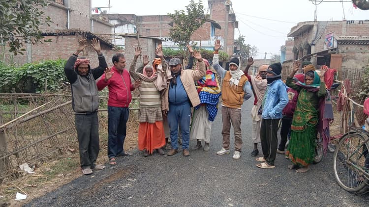 Madhubani News : मानक के अनुरूप सड़क निर्माण नहीं होने पर ग्रामीणों जताया विरोध