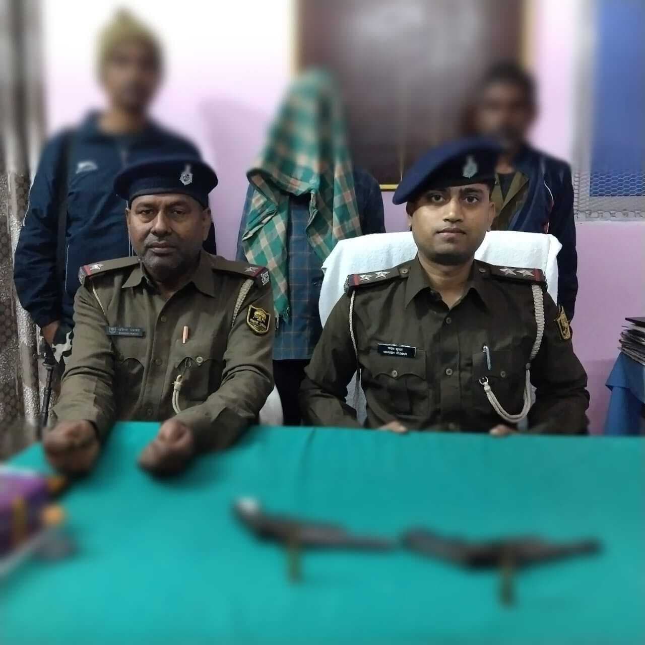 हथियार तस्कर दो कट्टा व दो कारतूस के साथ गिरफ्तार