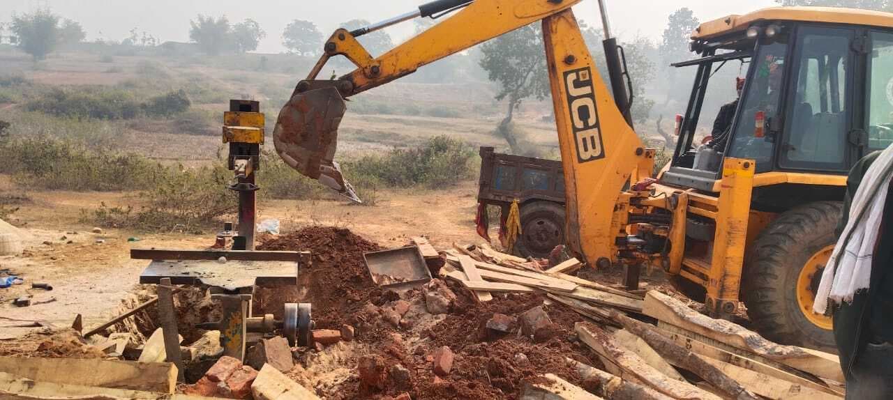 Giridih News: करमाटांड़ के अवैध आरा मिल में छापेमारी