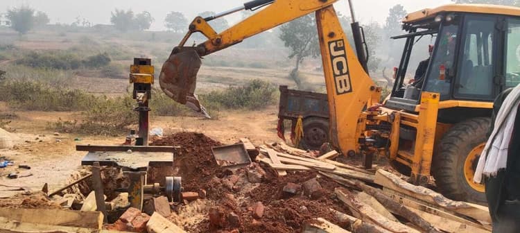 Giridih News: करमाटांड़ के अवैध आरा मिल में छापेमारी