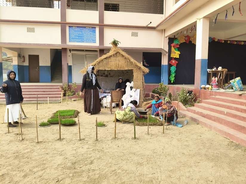 चर्चों को सजाकर प्रभु यीशु के जन्मोत्सव का पर्व मनाने को तैयार ईसाई धर्मावलंबी