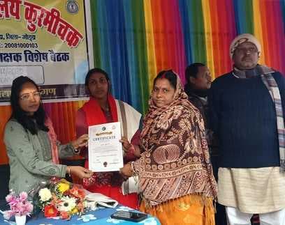 कुर्मी चक उच्च विद्यालय में अभिभावक-शिक्षक बैठक में छात्रों का सम्मान