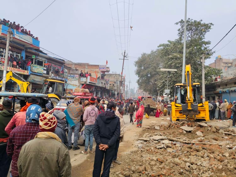 चेतावनी के बाद बेलदौर बाजार में हटाया अतिक्रमण