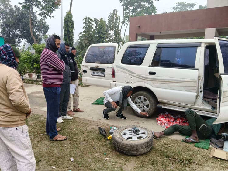 वाहन से 212 लीटर विदेशी शराब बरामद