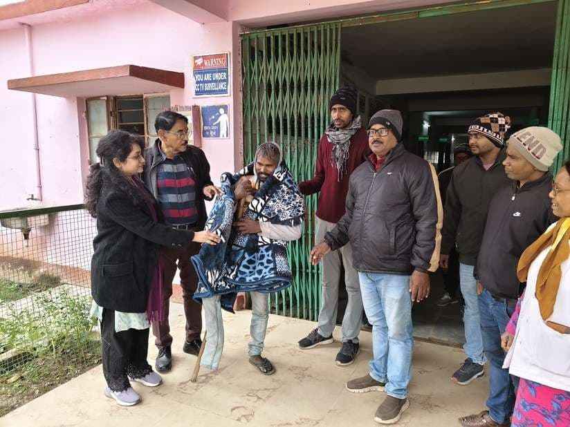 बीडीओ ने गरीब एवं असहाय ग्रामीणों को वितरित किये कंबल