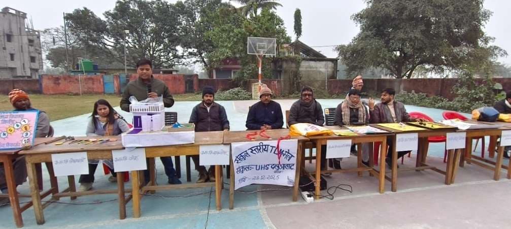 माध्यमिक विद्यालय दलुआहाट में लगा टीएलएम मेला