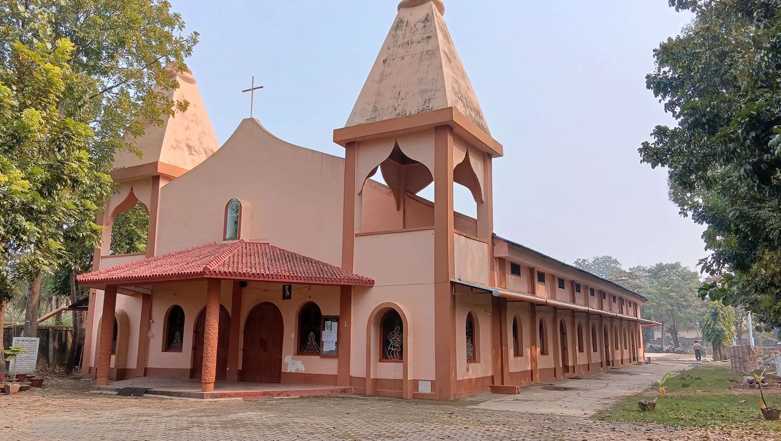 Chaibasa News : प्रेम, सेवा और त्याग की पहचान बना चक्रधरपुर कैथोलिक चर्च