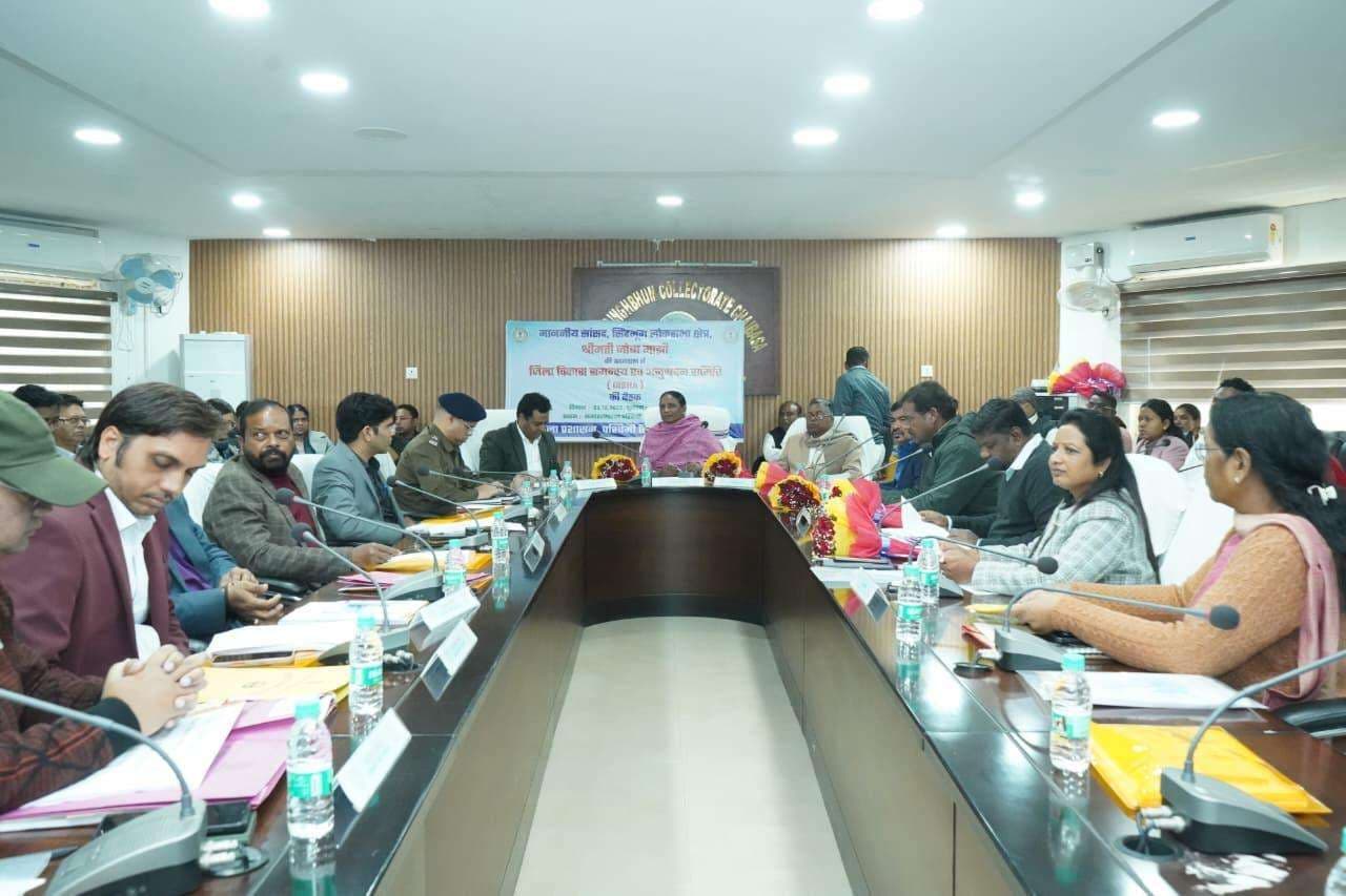 Chaibasa News : हाथियों से सुरक्षा को ग्रामीणों के बीच टॉर्च बांटें