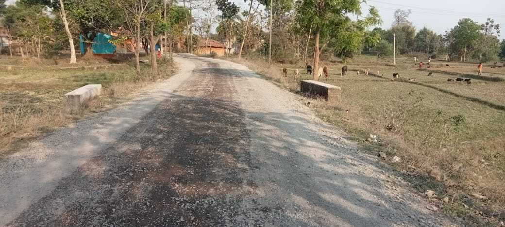 East Singhbhum News : निर्माण के तीन माह के भीतर जगह-जगह टूटी सड़क, विभाग मौन