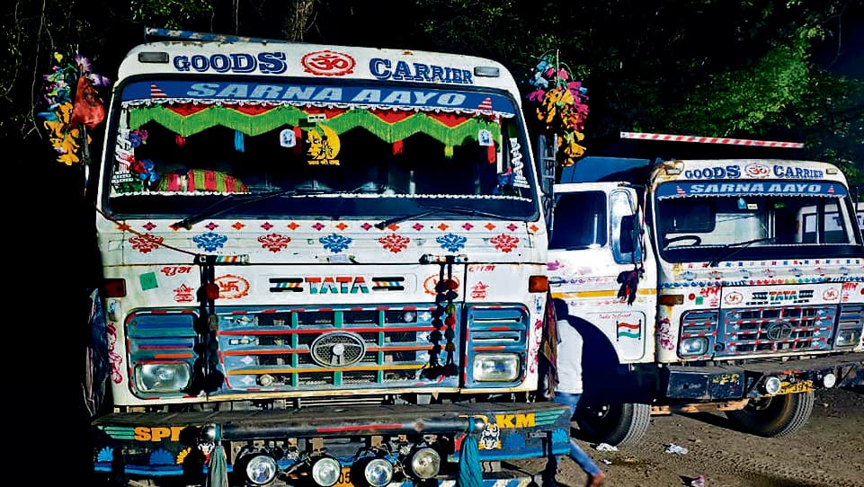 Jamshedpur News : बालू लदे तीन हाइवा जब्त, ड्राइवर-खलासी समेत चार गिरफ्तार