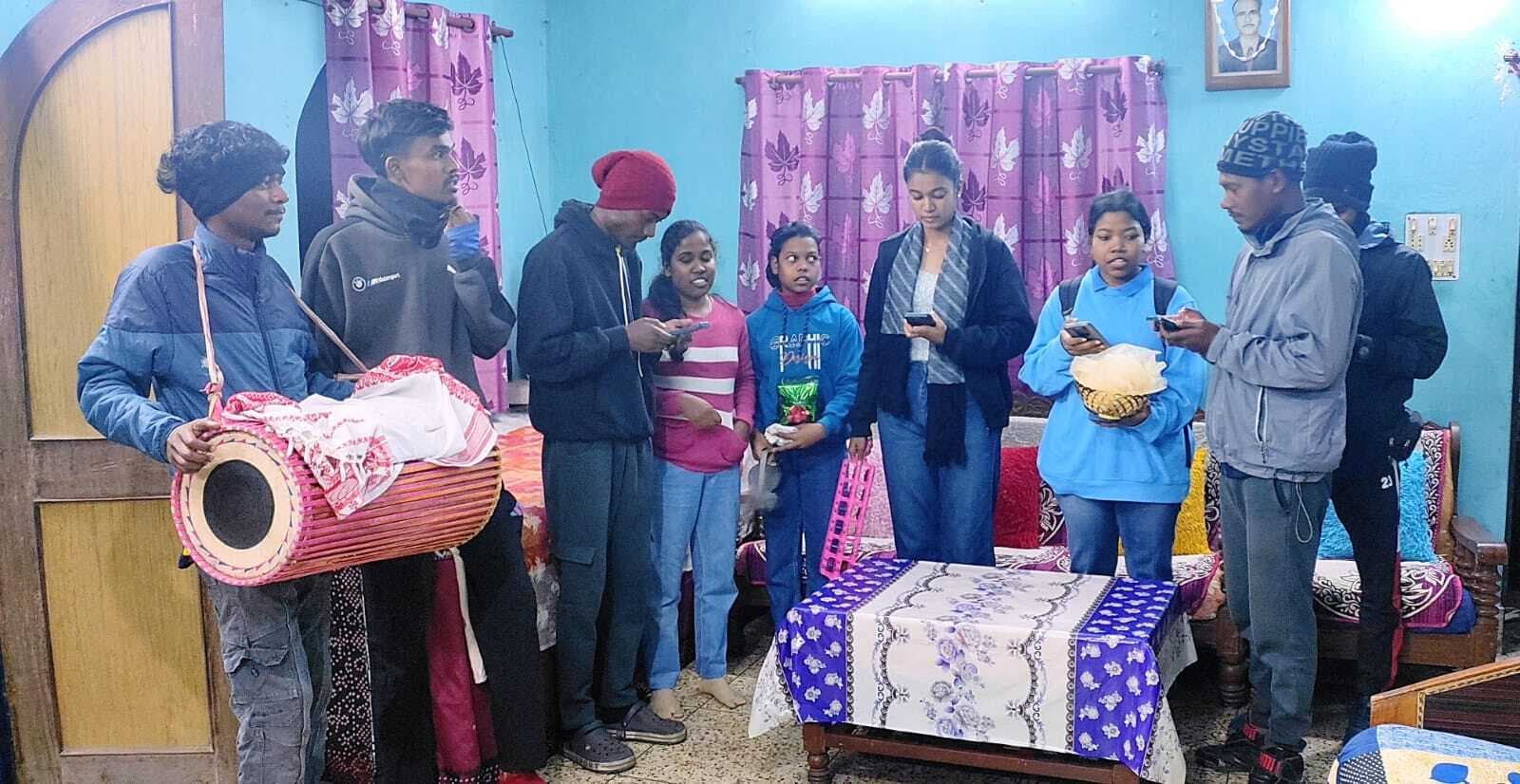 Jamshedpur News : युवाओं की टोली घर-घर जाकर दे रही प्रशु यीशु के जन्म का संदेश